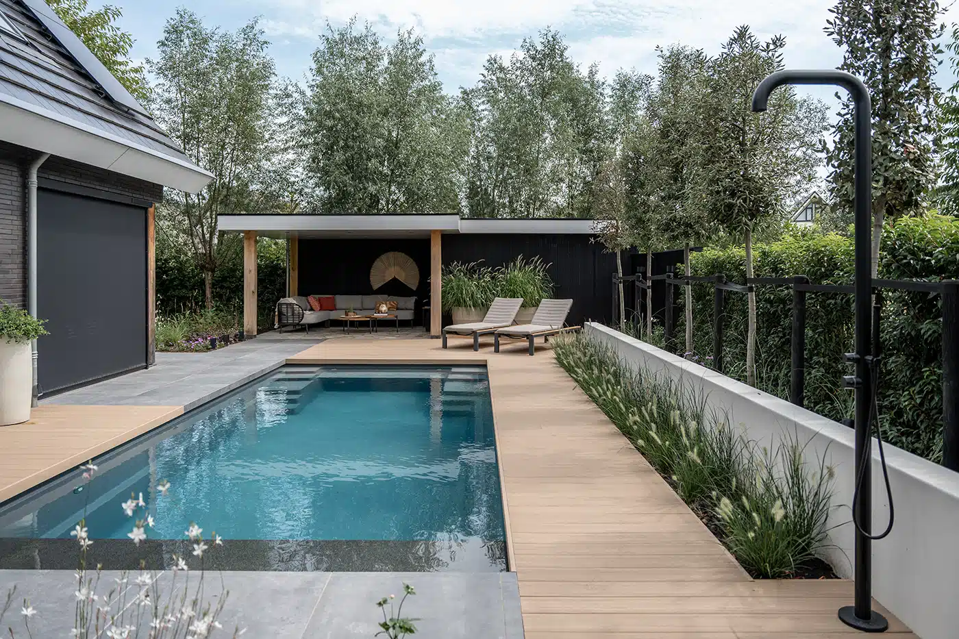 Modern decking in Timbertech Vintage collection.